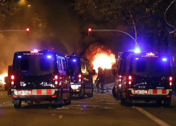 Enfrentamientos entre manifestantes y agentes policiales en las calles de la capital condal por las protestas generadas tras la sentencia del 'procés'.