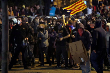 Enfrentamientos entre manifestantes y agentes policiales en las calles de la capital condal por las protestas generadas tras la sentencia del 'procés'.