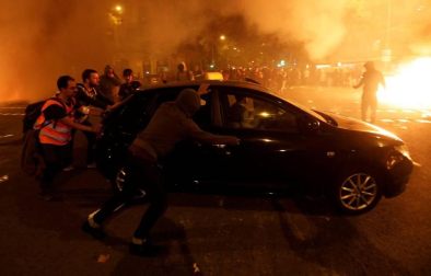 Enfrentamientos entre manifestantes y agentes policiales en las calles de la capital condal por las protestas generadas tras la sentencia del 'procés'.
