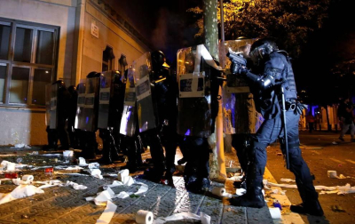 Enfrentamientos entre manifestantes y agentes policiales en las calles de la capital condal por las protestas generadas tras la sentencia del 'procés'.