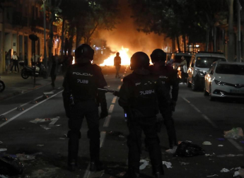 Enfrentamientos entre manifestantes y agentes policiales en las calles de la capital condal por las protestas generadas tras la sentencia del 'procés'.