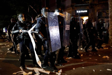 Enfrentamientos entre manifestantes y agentes policiales en las calles de la capital condal por las protestas generadas tras la sentencia del 'procés'.