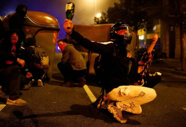 Enfrentamientos entre manifestantes y agentes policiales en las calles de la capital condal por las protestas generadas tras la sentencia del 'procés'.