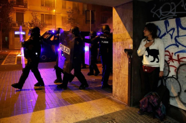 Enfrentamientos entre manifestantes y agentes policiales en las calles de la capital condal por las protestas generadas tras la sentencia del 'procés'.