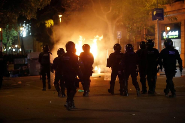 Enfrentamientos entre manifestantes y agentes policiales en las calles de la capital condal por las protestas generadas tras la sentencia del 'procés'.