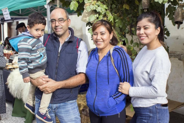 La octava edición del Día del pastor de Améscoa volvió a reunir a numerosos curiosos en Eulate, que disfrutaron de las demostraciones de elaboración de queso tradicional, esquileo de ovejas, cardado de lana o deporte rural.