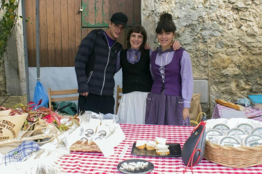 La octava edición del Día del pastor de Améscoa volvió a reunir a numerosos curiosos en Eulate, que disfrutaron de las demostraciones de elaboración de queso tradicional, esquileo de ovejas, cardado de lana o deporte rural.