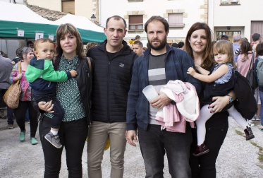 La octava edición del Día del pastor de Améscoa volvió a reunir a numerosos curiosos en Eulate, que disfrutaron de las demostraciones de elaboración de queso tradicional, esquileo de ovejas, cardado de lana o deporte rural.