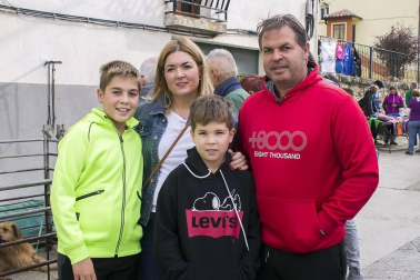 La octava edición del Día del pastor de Améscoa volvió a reunir a numerosos curiosos en Eulate, que disfrutaron de las demostraciones de elaboración de queso tradicional, esquileo de ovejas, cardado de lana o deporte rural.