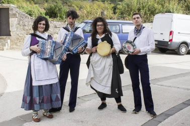 La octava edición del Día del pastor de Améscoa volvió a reunir a numerosos curiosos en Eulate, que disfrutaron de las demostraciones de elaboración de queso tradicional, esquileo de ovejas, cardado de lana o deporte rural.