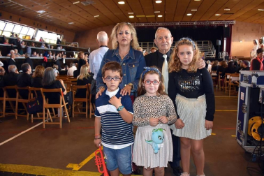 El domingo 13 de octubre se celebró la XXXII Concentración de Coros de la Ribera, que contó con la participación de las agrupaciones de Valtierra, Azagra, Cintruénigo, Tudela, Cascante, Cortes y la localidad anfitriona, Ribaforada. ¡Click! se acercó a disfrutar del pasacalles y posterior concierto en el pabellón polideportivo.