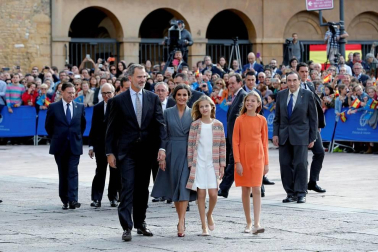 Cientos de personas han recibido a la Familia Real a su llegada a la plaza de la catedral de Oviedo