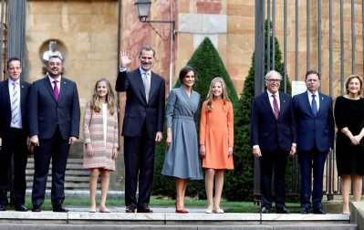 Cientos de personas han recibido a la Familia Real a su llegada a la plaza de la catedral de Oviedo