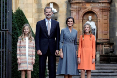 Cientos de personas han recibido a la Familia Real a su llegada a la plaza de la catedral de Oviedo