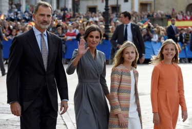 Cientos de personas han recibido a la Familia Real a su llegada a la plaza de la catedral de Oviedo