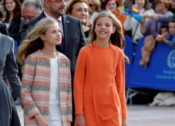 Cientos de personas han recibido a la Familia Real a su llegada a la plaza de la catedral de Oviedo