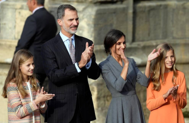 Cientos de personas han recibido a la Familia Real a su llegada a la plaza de la catedral de Oviedo