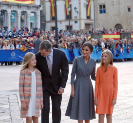 Cientos de personas han recibido a la Familia Real a su llegada a la plaza de la catedral de Oviedo