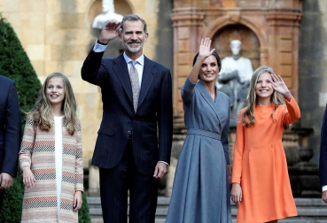 Cientos de personas han recibido a la Familia Real a su llegada a la plaza de la catedral de Oviedo