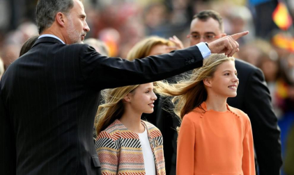 Cientos de personas han recibido a la Familia Real a su llegada a la plaza de la catedral de Oviedo