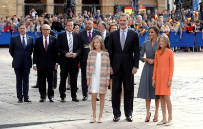 Cientos de personas han recibido a la Familia Real a su llegada a la plaza de la catedral de Oviedo