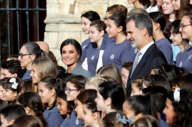 Cientos de personas han recibido a la Familia Real a su llegada a la plaza de la catedral de Oviedo
