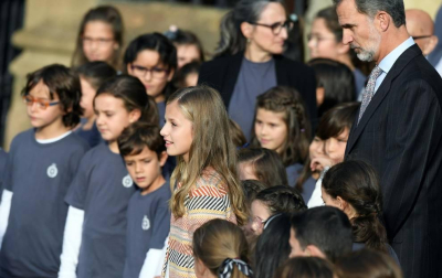 Cientos de personas han recibido a la Familia Real a su llegada a la plaza de la catedral de Oviedo