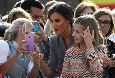 Cientos de personas han recibido a la Familia Real a su llegada a la plaza de la catedral de Oviedo