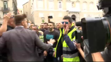 Cayetana Álvarez de Toledo (PP) se enfrenta a un grupo de manifestantes