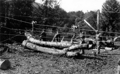 Arrastrados por machos o bueyes, suspendidos en un sistema de cables y por el río Irati, el traslado de troncos nutrió el aserradero de Ekai entre 1920 y 1958. Los barranqueadores reconducían la madera por el río. La red de cables forestales se extendió, al menos, a 126 puntos en Navarra