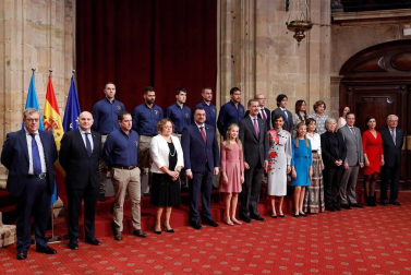 La princesa Leonor y la infanta Sofía han participado en la primera audiencia que los Reyes han ofrecido este viernes a los mejores estudiantes de la Universidad de Oviedo del pasado curso al comienzo en el marco de los actos por los Premios Princesa de Asturias.