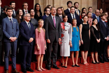 La princesa Leonor y la infanta Sofía han participado en la primera audiencia que los Reyes han ofrecido este viernes a los mejores estudiantes de la Universidad de Oviedo del pasado curso al comienzo en el marco de los actos por los Premios Princesa de Asturias.