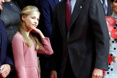 La princesa Leonor y la infanta Sofía han participado en la primera audiencia que los Reyes han ofrecido este viernes a los mejores estudiantes de la Universidad de Oviedo del pasado curso al comienzo en el marco de los actos por los Premios Princesa de Asturias.