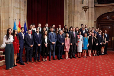La princesa Leonor y la infanta Sofía han participado en la primera audiencia que los Reyes han ofrecido este viernes a los mejores estudiantes de la Universidad de Oviedo del pasado curso al comienzo en el marco de los actos por los Premios Princesa de Asturias.