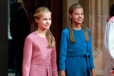 La princesa Leonor y la infanta Sofía han participado en la primera audiencia que los Reyes han ofrecido este viernes a los mejores estudiantes de la Universidad de Oviedo del pasado curso al comienzo en el marco de los actos por los Premios Princesa de Asturias.