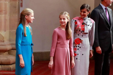 La princesa Leonor y la infanta Sofía han participado en la primera audiencia que los Reyes han ofrecido este viernes a los mejores estudiantes de la Universidad de Oviedo del pasado curso al comienzo en el marco de los actos por los Premios Princesa de Asturias.