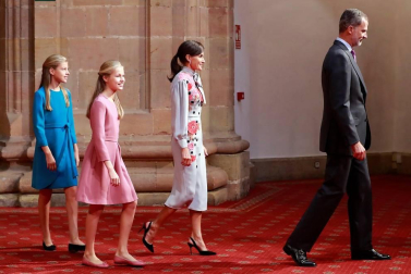 La princesa Leonor y la infanta Sofía han participado en la primera audiencia que los Reyes han ofrecido este viernes a los mejores estudiantes de la Universidad de Oviedo del pasado curso al comienzo en el marco de los actos por los Premios Princesa de Asturias.