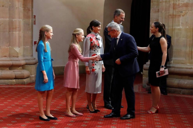 La princesa Leonor y la infanta Sofía han participado en la primera audiencia que los Reyes han ofrecido este viernes a los mejores estudiantes de la Universidad de Oviedo del pasado curso al comienzo en el marco de los actos por los Premios Princesa de Asturias.