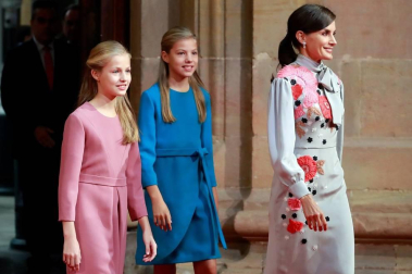La princesa Leonor y la infanta Sofía han participado en la primera audiencia que los Reyes han ofrecido este viernes a los mejores estudiantes de la Universidad de Oviedo del pasado curso al comienzo en el marco de los actos por los Premios Princesa de Asturias.