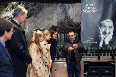 El rey Felipe VI, la infanta Sofía, la princesa Leonor y la reina Letizia pasean durante su visita al Pueblo Ejemplar de la Fundación Princesa de Asturias, Asiegu, en Asiegu (Asturias).