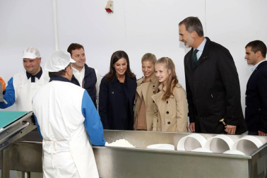 El rey Felipe VI, la infanta Sofía, la princesa Leonor y la reina Letizia pasean durante su visita al Pueblo Ejemplar de la Fundación Princesa de Asturias, Asiegu, en Asiegu (Asturias).