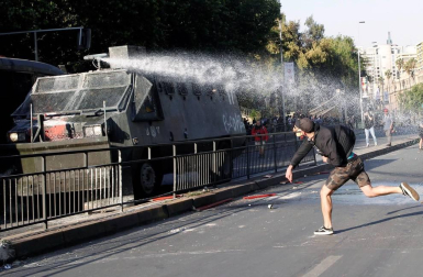 El Gobierno chileno decretó el estado de emergencia tras los disturbios causados en las calles de la capital y otras ciudades tras el anuncio del encarecimiento del billete de metro.