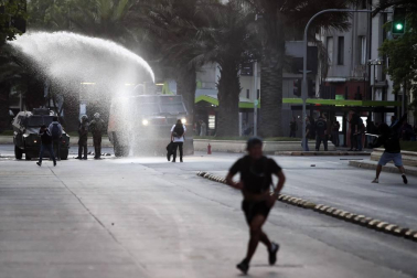 El Gobierno chileno decretó el estado de emergencia tras los disturbios causados en las calles de la capital y otras ciudades tras el anuncio del encarecimiento del billete de metro.