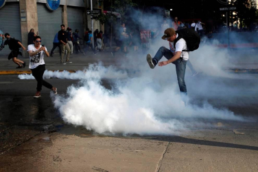 El Gobierno chileno decretó el estado de emergencia tras los disturbios causados en las calles de la capital y otras ciudades tras el anuncio del encarecimiento del billete de metro.