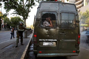 El Gobierno chileno decretó el estado de emergencia tras los disturbios causados en las calles de la capital y otras ciudades tras el anuncio del encarecimiento del billete de metro.