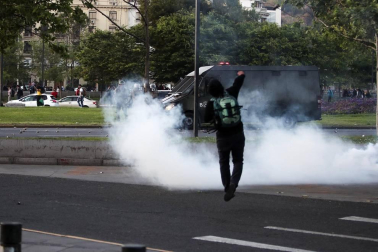 El Gobierno chileno decretó el estado de emergencia tras los disturbios causados en las calles de la capital y otras ciudades tras el anuncio del encarecimiento del billete de metro.