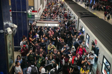 El Gobierno chileno decretó el estado de emergencia tras los disturbios causados en las calles de la capital y otras ciudades tras el anuncio del encarecimiento del billete de metro.