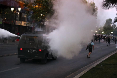 El Gobierno chileno decretó el estado de emergencia tras los disturbios causados en las calles de la capital y otras ciudades tras el anuncio del encarecimiento del billete de metro.