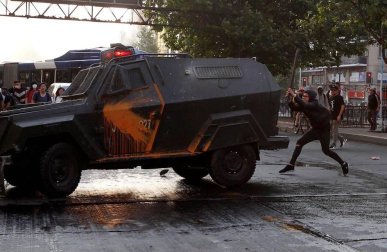 El Gobierno chileno decretó el estado de emergencia tras los disturbios causados en las calles de la capital y otras ciudades tras el anuncio del encarecimiento del billete de metro.