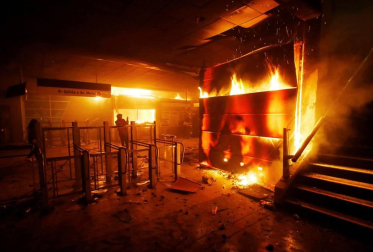 El Gobierno chileno decretó el estado de emergencia tras los disturbios causados en las calles de la capital y otras ciudades tras el anuncio del encarecimiento del billete de metro.